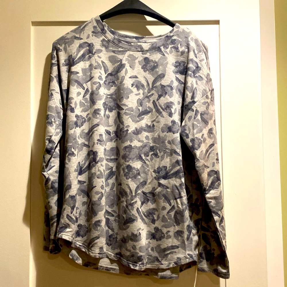 Ladies small (oversized) long sleeved top